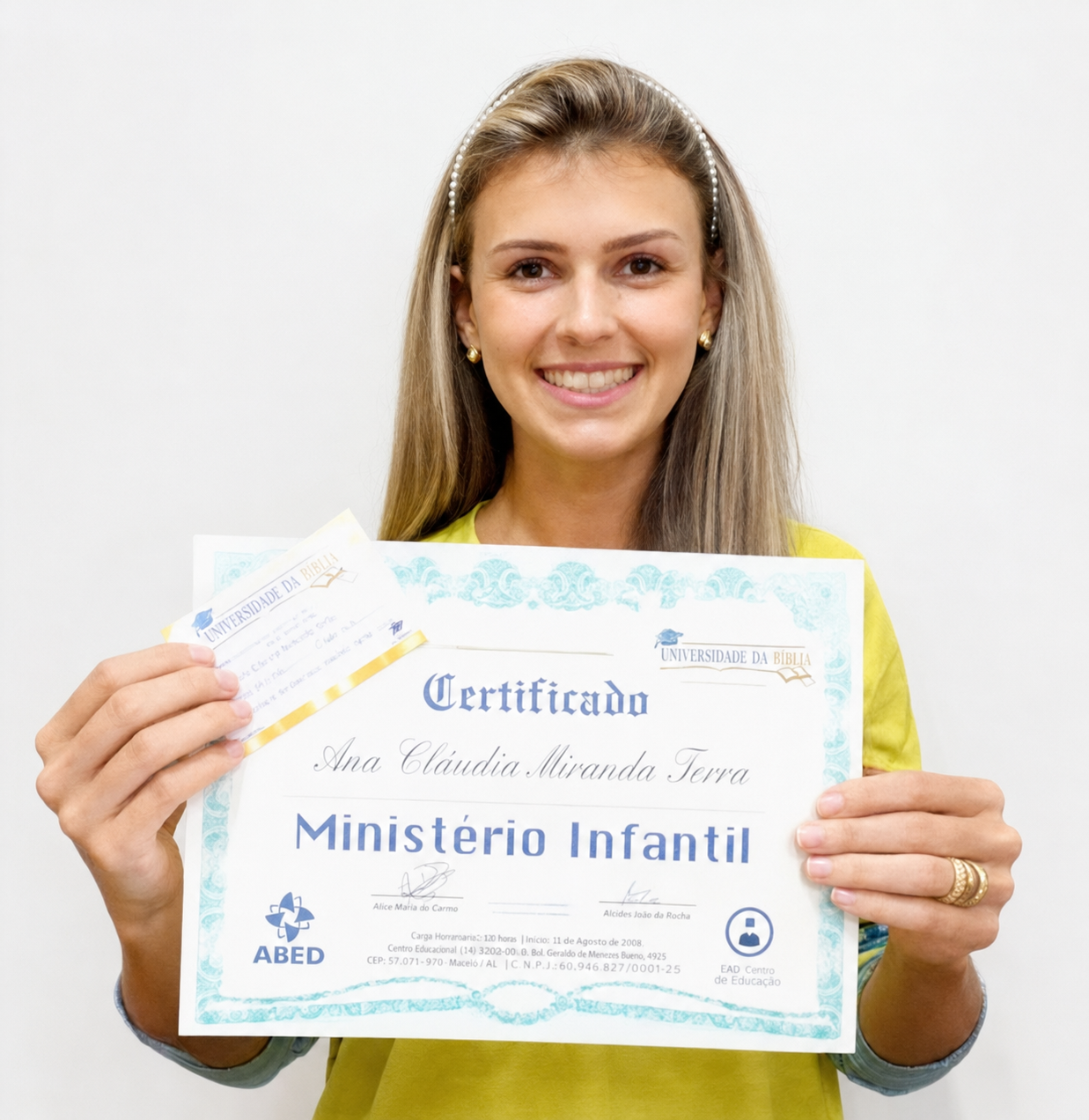 Aluna segurando certificado da Universalidade da Bíblia