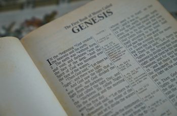 No original hebraico, a palavra “terra” usada em Gênesis 1.1 é a mesma de Gênesis 1.10?